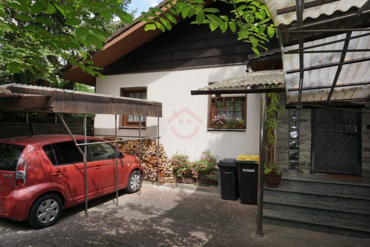 Hauseingang mit Carport