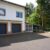 Hof mit Garagen und Carport