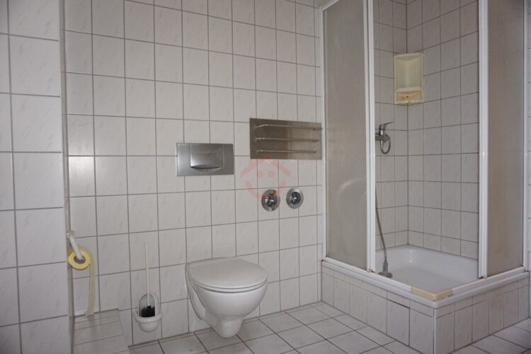 Wohnung DG - Badezimmer Bild 1