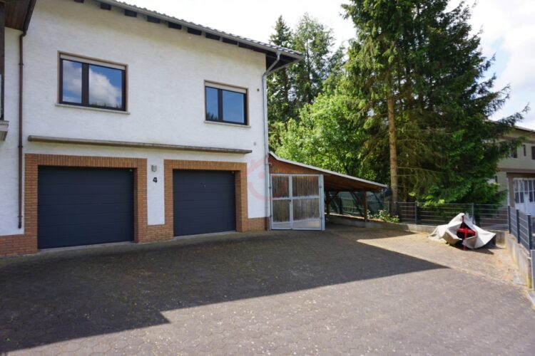 Hof mit Garagen und Carport